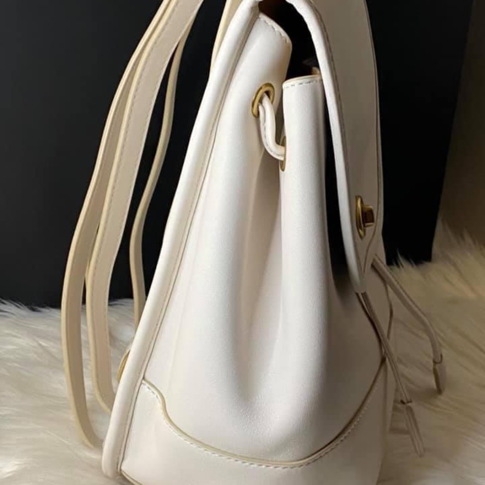 3334 - Coach Turnlock Backpack - Picture 3 of 12